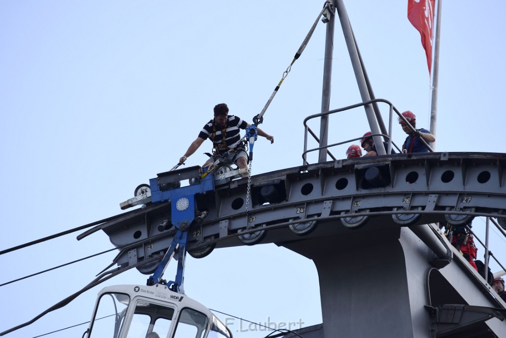 Koelner Seilbahn Gondel blieb haengen Koeln Linksrheinisch P052.JPG - Miklos Laubert